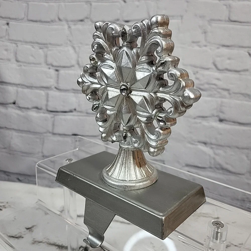 VICTORIAN STYLE ORNAMENTAL 11 1/4